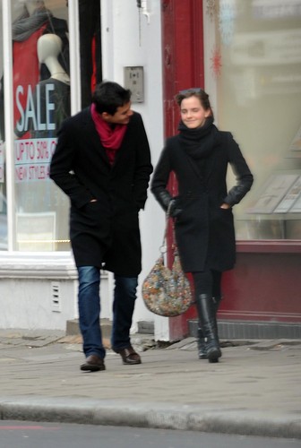  Emma Watson Shopping in लंडन - January 4, 2012