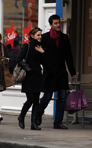  Emma Watson Shopping in 런던 - January 4, 2012
