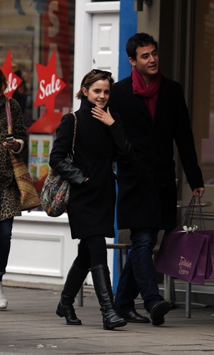  Emma Watson Shopping in Лондон - January 4, 2012