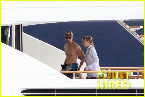  Enrique Iglesias: Shirtless in St. Barts!