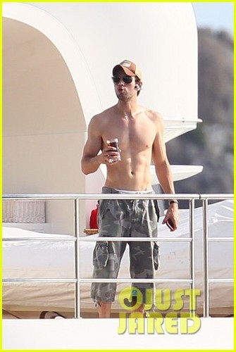 Enrique Iglesias: Shirtless in St. Barts!