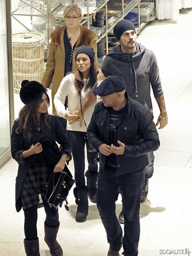  Eva Longoria & Eduardo Cruz স্নেহ চুম্বন At The Mall