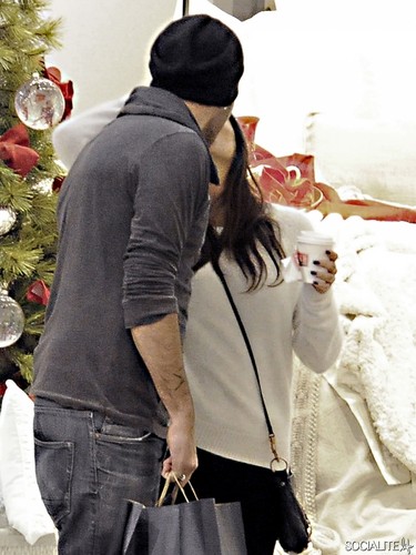  Eva Longoria & Eduardo Cruz 接吻 At The Mall