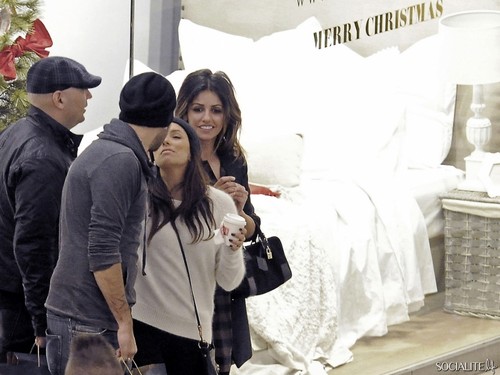  Eva Longoria & Eduardo Cruz Поцелуи At The Mall