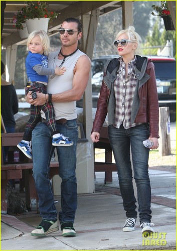  Gwen Stefani: Farm Family Time!