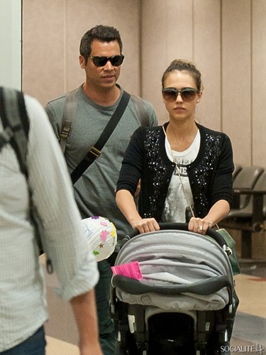 Jessica Alba & Her Family Arrive Back In LA