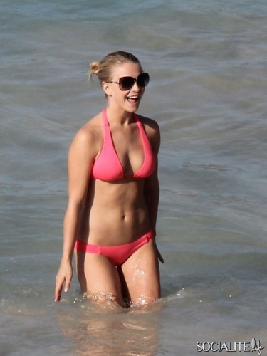  Julianne Hough ビキニ With A Shirtless Ryan Seacrest In St. Barts