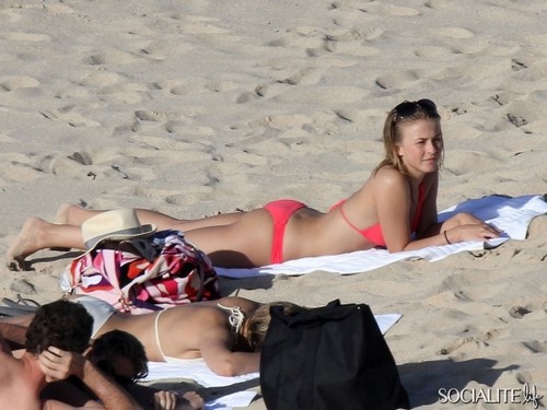  Julianne Hough ビキニ With A Shirtless Ryan Seacrest In St. Barts