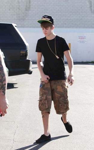  Justin Bieber's ピザ Parlor Stop with Pops Studio City, CA