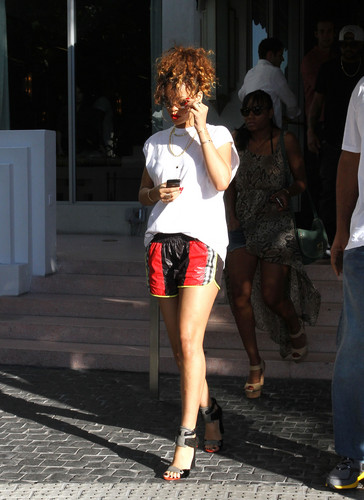  Leaving Her Hotel In Miami 31 December 2011