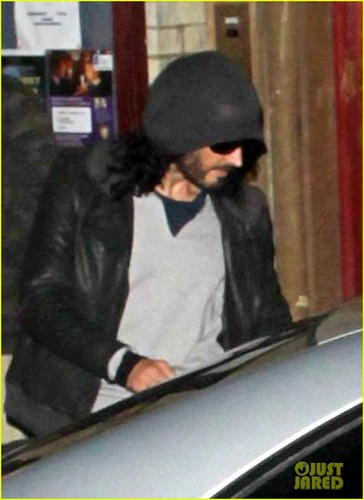  Russell Brand Leaves a Londres Meeting