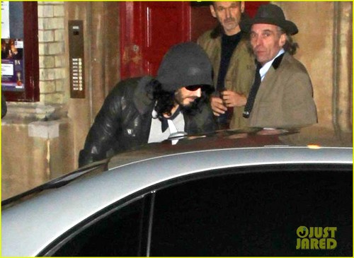  Russell Brand Leaves a 런던 Meeting
