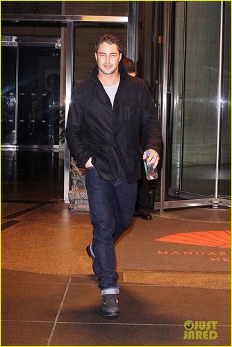  Taylor Kinney: New Year's Eve in NYC!