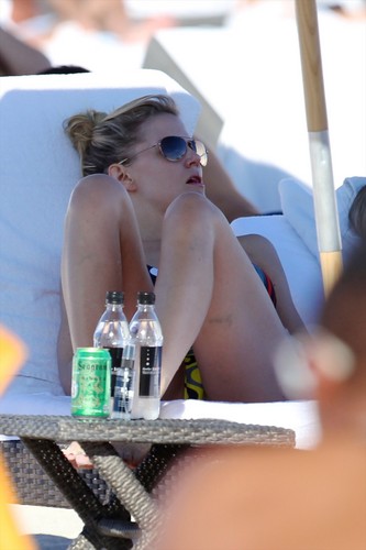  an 1, 2012 | Jennifer Morrison in a Bikini on the समुद्र तट in Miami