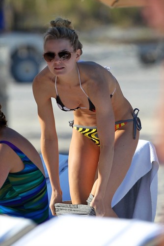  an 1, 2012 | Jennifer Morrison in a Bikini on the 海滩 in Miami