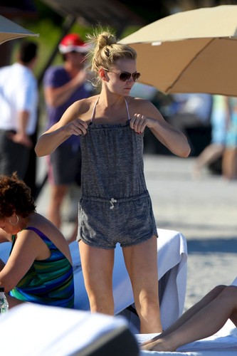  an 1, 2012 | Jennifer Morrison in a Bikini on the 海滩 in Miami