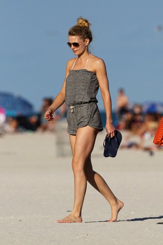  an 1, 2012 | Jennifer Morrison in a Bikini on the ビーチ in Miami