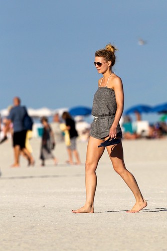  an 1, 2012 | Jennifer Morrison in a Bikini on the playa in Miami