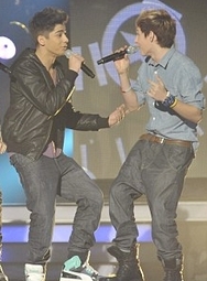  aww how cute amor ziall moment ! x ♥