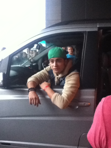 i love ur green cap babe, it suits you, u look hwt as usual in every picx ! x ♥
