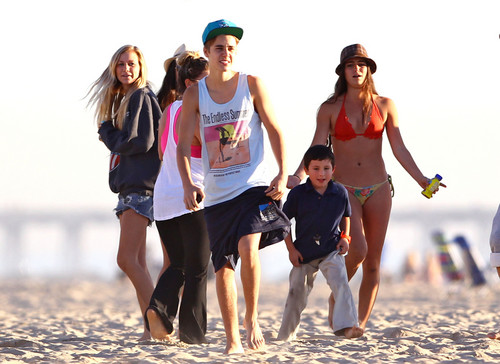 justin besieged by girls on the beach 
