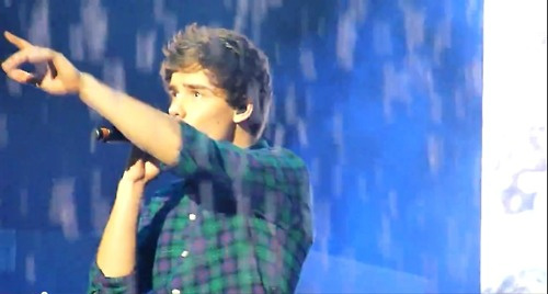  x liam pointing to danielle whilst 唱歌 one thing <3