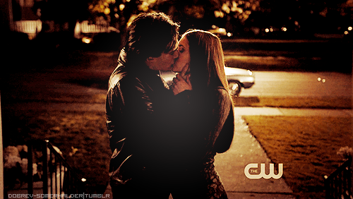  Damon Elena baciare