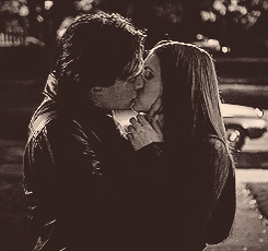  Damon and Elena kiss!!!!!