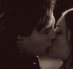  Damon and Elena kiss!!!!!!