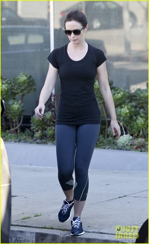  Emily Blunt Gets Back to the Gym
