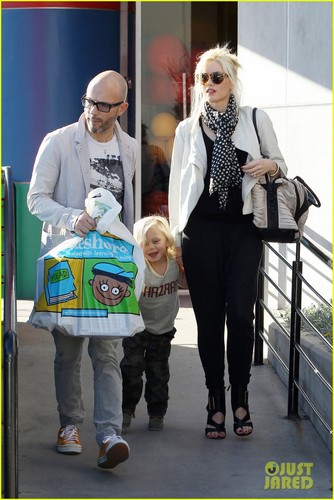  Gwen Stefani: Learning Store with Adorable Zuma!