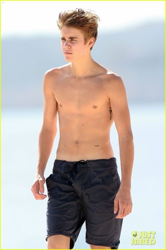 Justin Bieber: Shirtless in Cabo with Selena Gomez!
