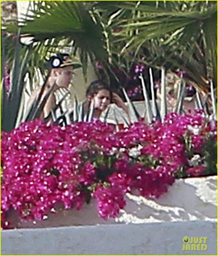 Justin Bieber: Shirtless in Cabo with Selena Gomez!