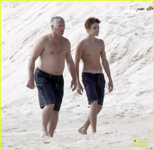  Justin Bieber: Shirtless in Cabo with Selena Gomez!
