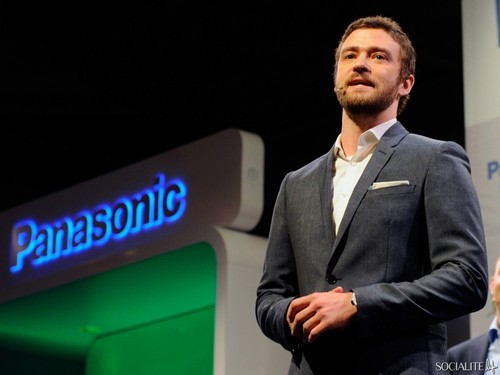  Justin Timberlake Sports A Beard At Consumer Electronics tunjuk