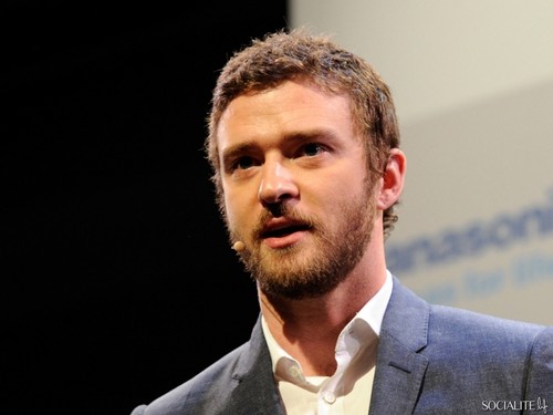  Justin Timberlake Sports A Beard At Consumer Electronics hiển thị