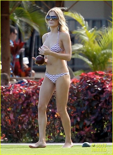  LeAnn Rimes: Bikini-Clad Bocce Ball Player!
