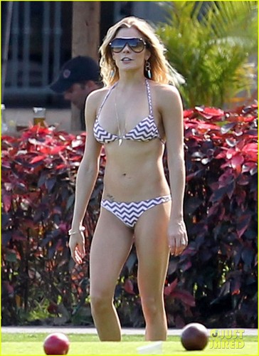  LeAnn Rimes: Bikini-Clad Bocce Ball Player!