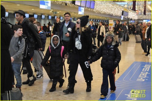  Мадонна & Kids: Bye Bye, Switzerland!