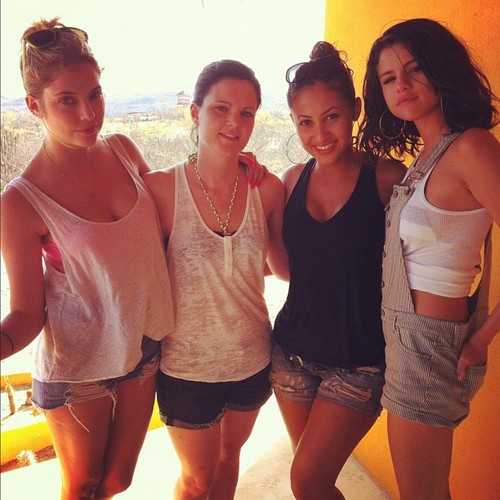  Selena Gomez with Ashley Benson, Francia Raisa and Ashley Cook
