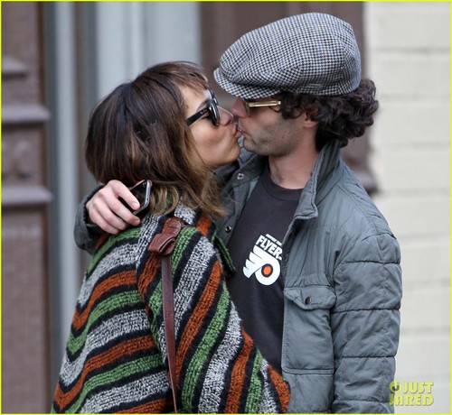  Zoe Kravitz & Penn Badgley: Kissing Couple!