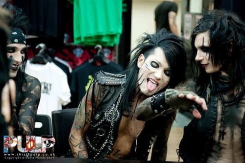  *^*Even Ashley wants a bit of Andy*^*