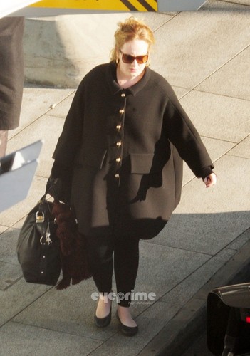  Адель arriving in Лондон with her new Boyfriend on January 11, 2011.