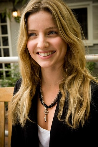  Annabelle Wallis चित्र Sessions