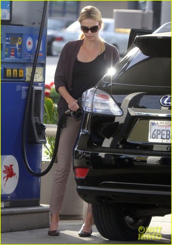  Charlize Theron: Crunch Time!