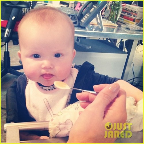  Jessica Alba: Baby Haven Starts Eating Solids!