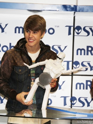  Justin Bieber Unveils Robot At CES