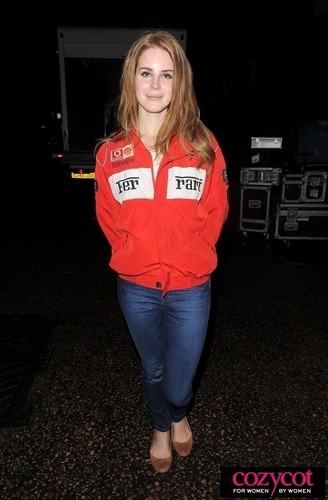  Leaves a tv studio after recording the Ross mostra in Londra (Jan 04)