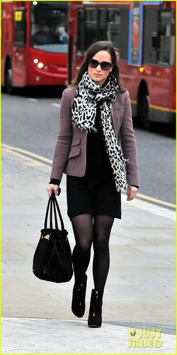  Pippa Middleton: Fashion आगे in London!