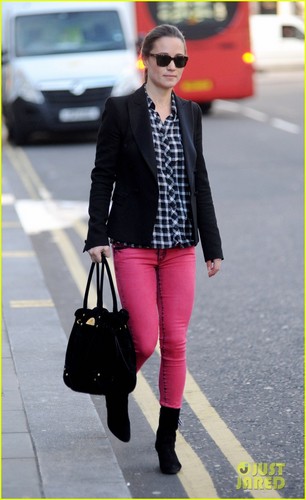  Pippa Middleton: Fashion آگے in London!